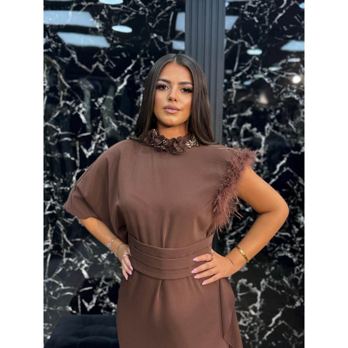 Elegantna duga haljina s perjem na ramenu