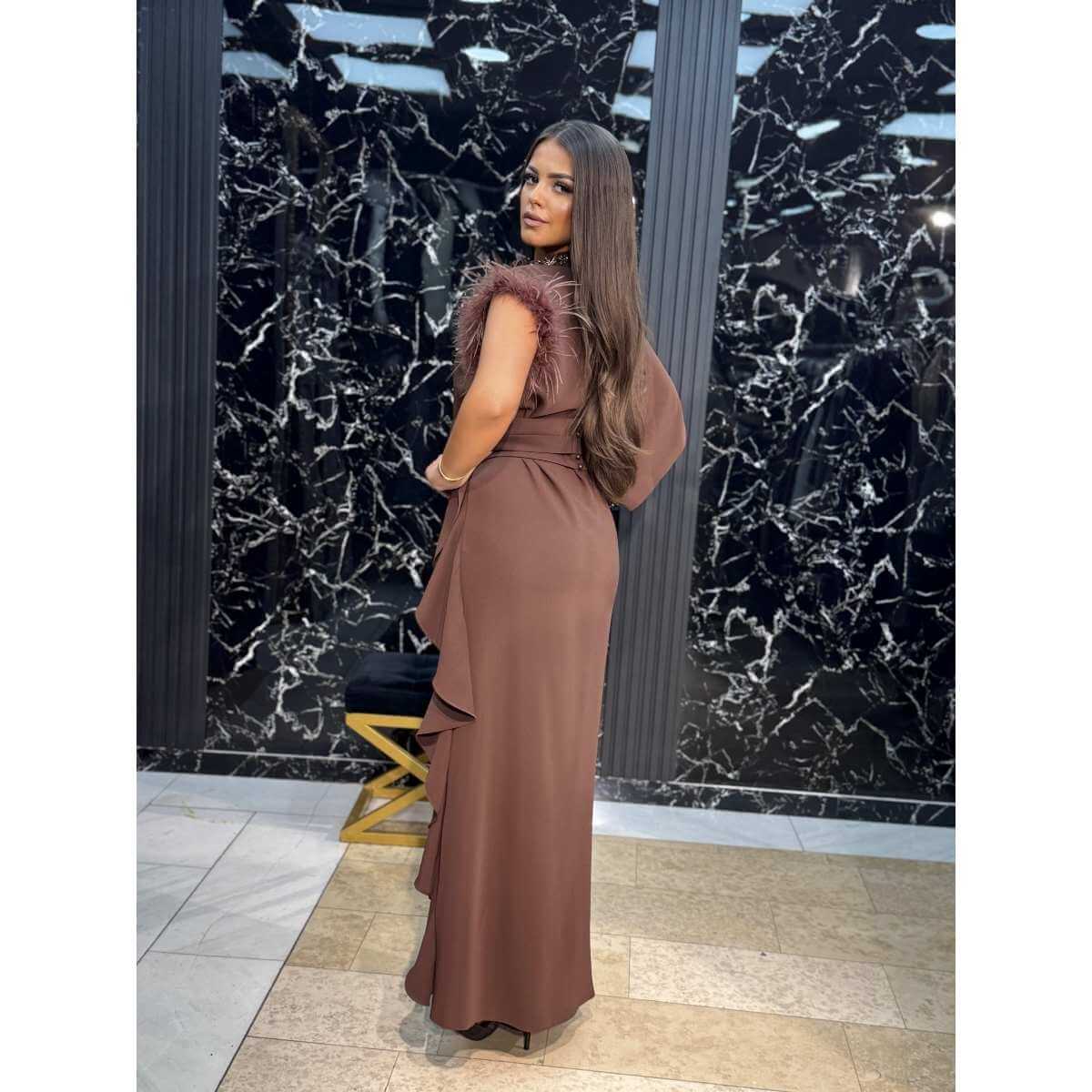 Elegantna duga haljina s perjem na ramenu