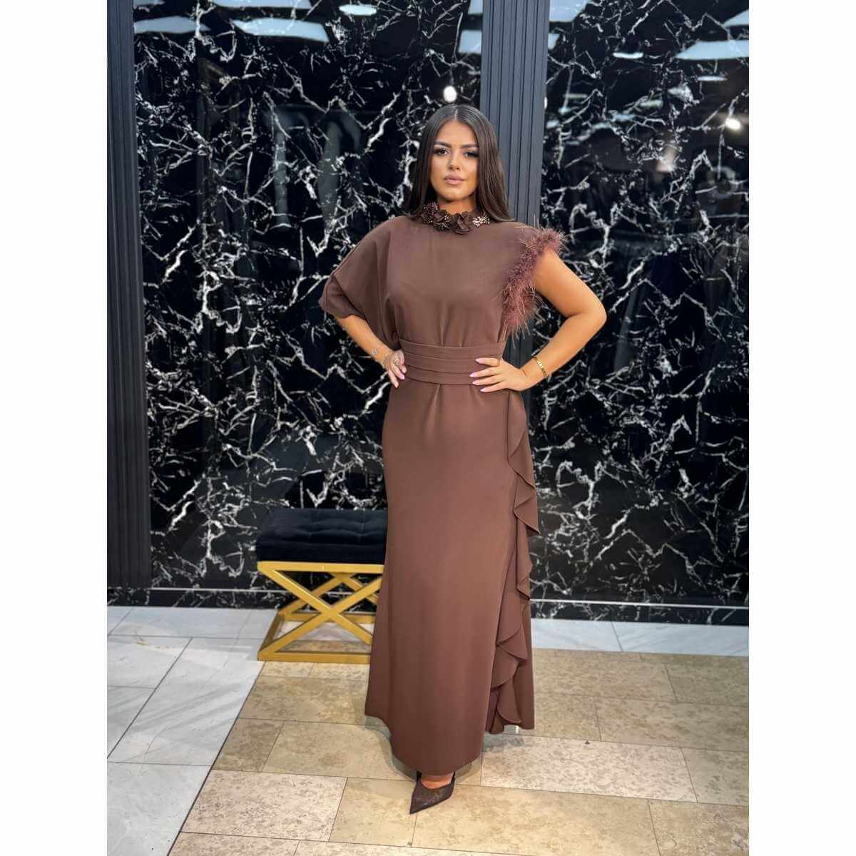 Elegantna duga haljina s perjem na ramenu