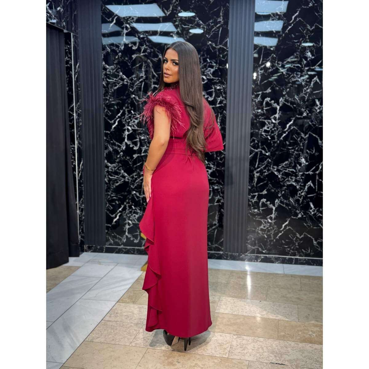 Elegantna duga haljina s perjem na ramenu