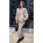 Sivi komplet sa strukiranim sakoom i uskim pantalonama