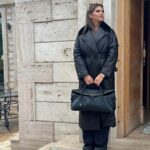 Duga ženska kožna jakna sa kragnom od prirodnog krzna nerca