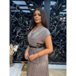 Komplet sa plisiranom suknjom i strukiranim prslukom