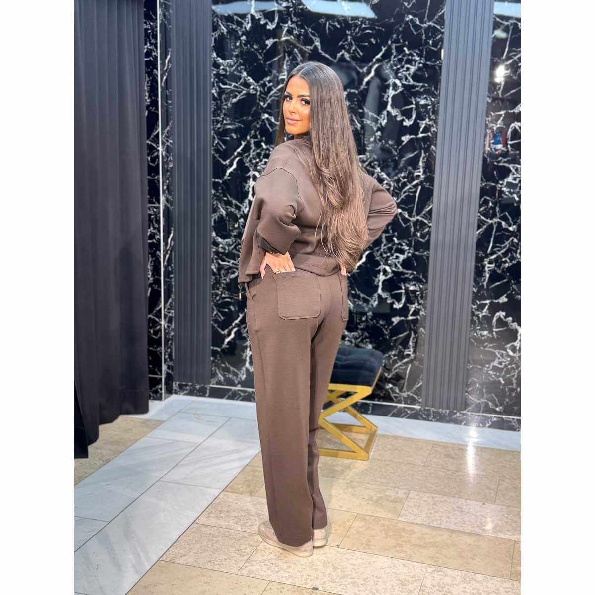 Trodelni braon komplet sa belom majicom