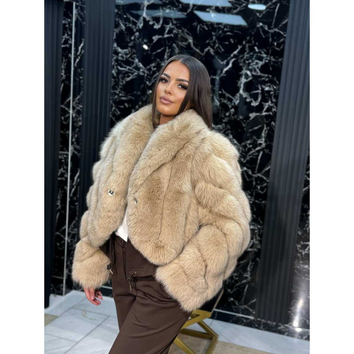 Trodelni braon komplet sa belom majicom