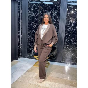 Trodelni braon komplet sa belom majicom