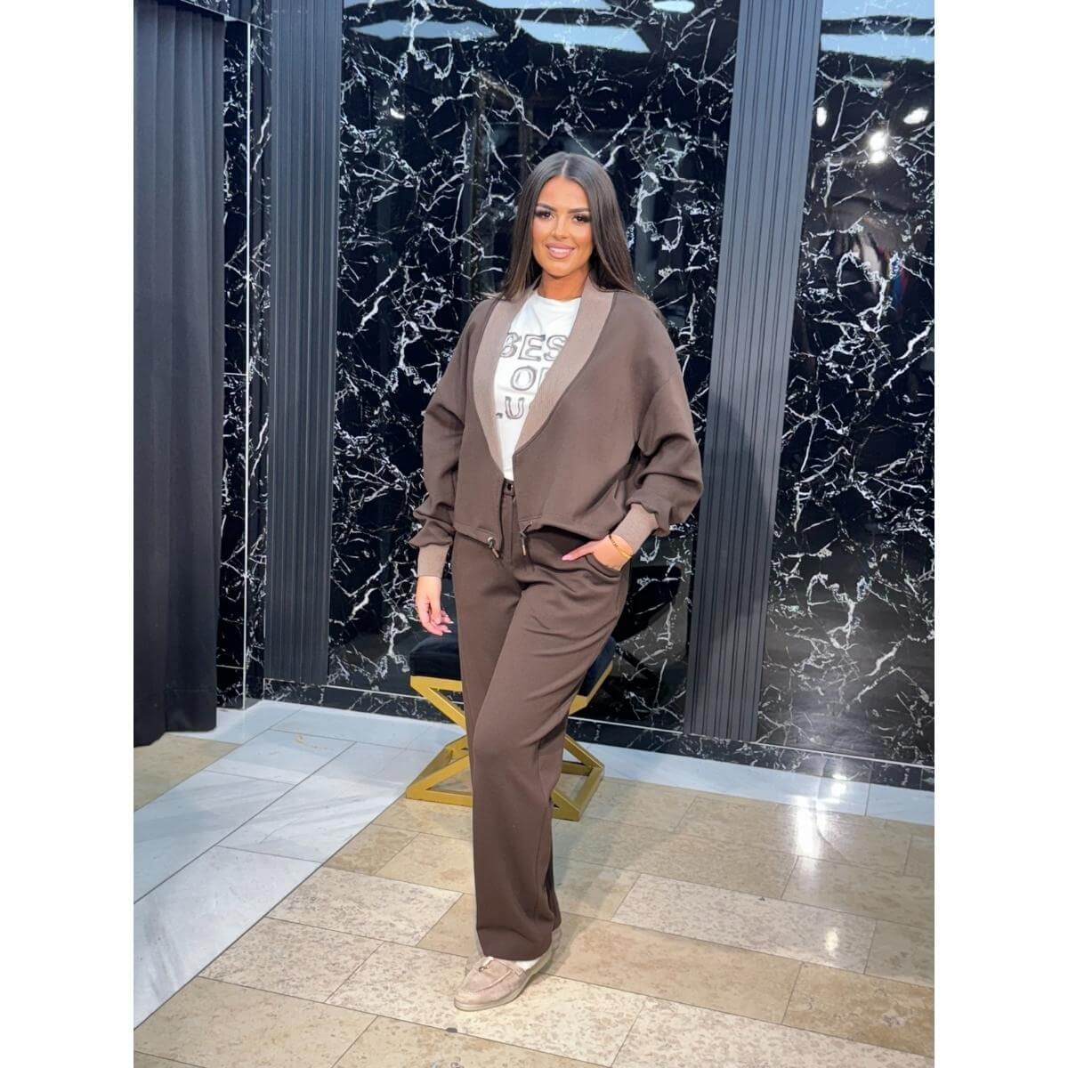 Trodelni braon komplet sa belom majicom