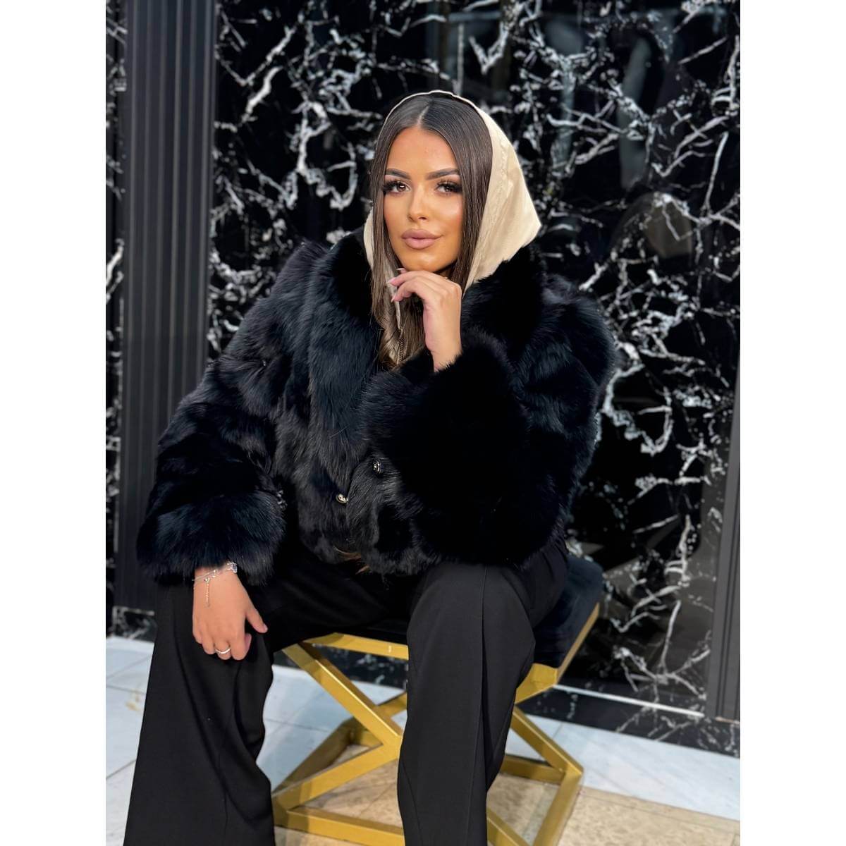 Bundica od prirodnog krzna sa magnetnim kopčanjem