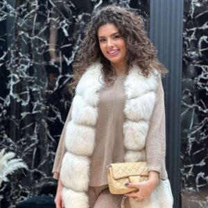 Dugi beli prsluk od prirodnog krzna