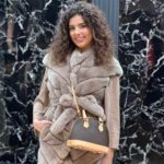 Dugi prsluk od prirodnog krzna zeca sa pojasom