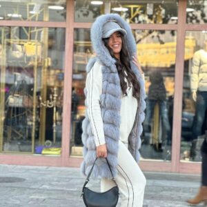 Dugi plavi prsluk od prirodnog krzna sa kapom