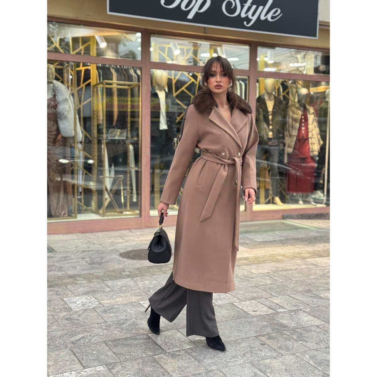 Kaput od vune sa kragnom od prirodnog krzna nerca