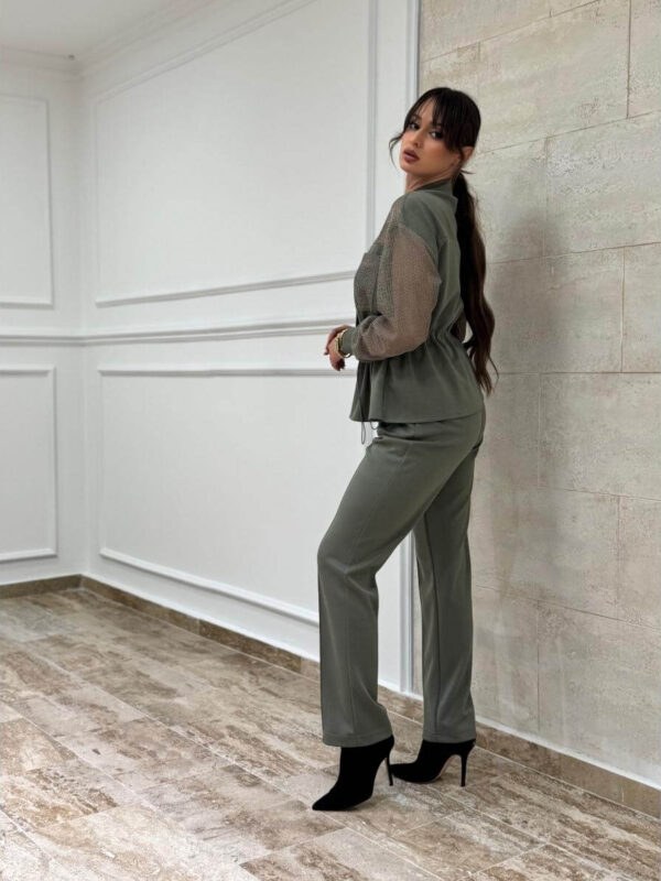 Elegantni Maslinasto-Zeleni Set sa Sheer Detaljima