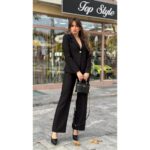 Komplet sa zlatnim dugmetom i dubokim pantalonama