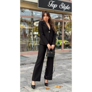 Komplet sa zlatnim dugmetom i dubokim pantalonama