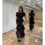 Elegantna crna midi haljina sa volanima