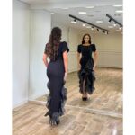 Elegantna crna midi haljina sa volanima