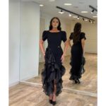 Elegantna crna midi haljina sa volanima