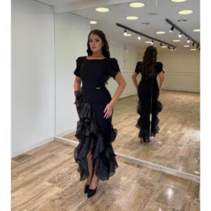 Elegantna crna midi haljina sa volanima