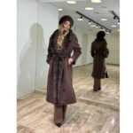 Dugi braon kaput sa prirodnim krznom