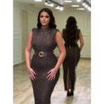 Elegantna midi haljina sa teksturom i pojasom