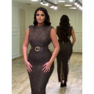 Elegantna midi haljina sa teksturom i pojasom