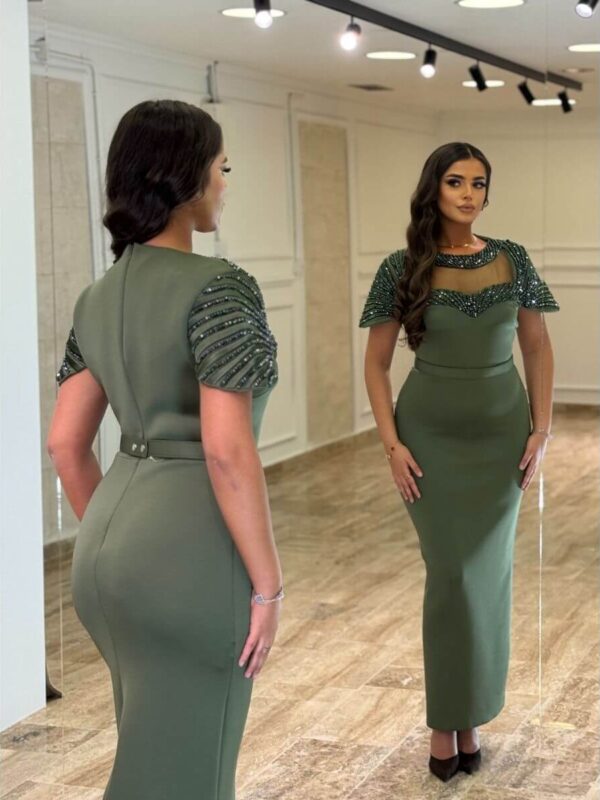 Elegantna svečana haljina sa ukrašenim ramenima i kratkim rukavima