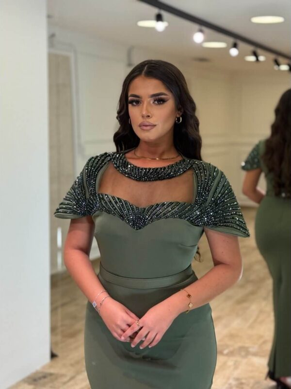 Elegantna svečana haljina sa ukrašenim ramenima i kratkim rukavima