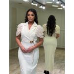 Elegantna midi haljina sa puf rukavima i prorezom