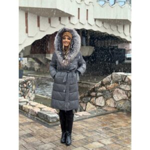 Siva zimska perjana jakna sa prirodnim krznom