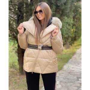 Bež zimska jakna sa prirodnim krznom i pojasom