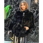 Crna bunda od nerca sa dugmićima, pojasom i pelerina rukavima