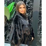 Crna bunda od nerca sa dugmićima, pojasom i pelerina rukavima