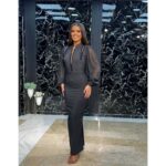 Crna haljina sa tri izreza dugih rukava od tila