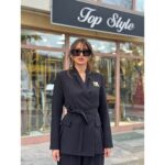 Crno odelo – sako sa izrezima na preklop i široke pantalone