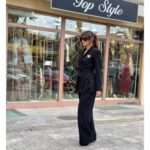 Crno odelo – sako sa izrezima na preklop i široke pantalone