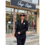 Crno odelo – sako sa izrezima na preklop i široke pantalone