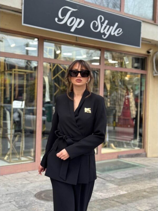 Crno odelo – sako sa izrezima na preklop i široke pantalone