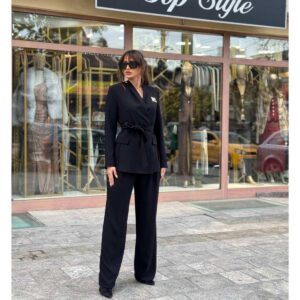Crno odelo – sako sa izrezima na preklop i široke pantalone