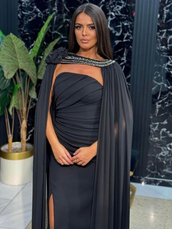 Duga crna top haljina sa elegantnim plaštom i dubokim šlicem