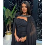 Duga crna top haljina sa elegantnim plaštom i dubokim šlicem