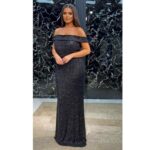 Crna večernja haljina sa sjajem i spuštenim ramenima