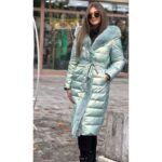 Duga elegantna ženska zimska jakna sa prirodnim krznom i pojasom