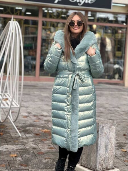 Duga elegantna ženska zimska jakna sa prirodnim krznom i pojasom