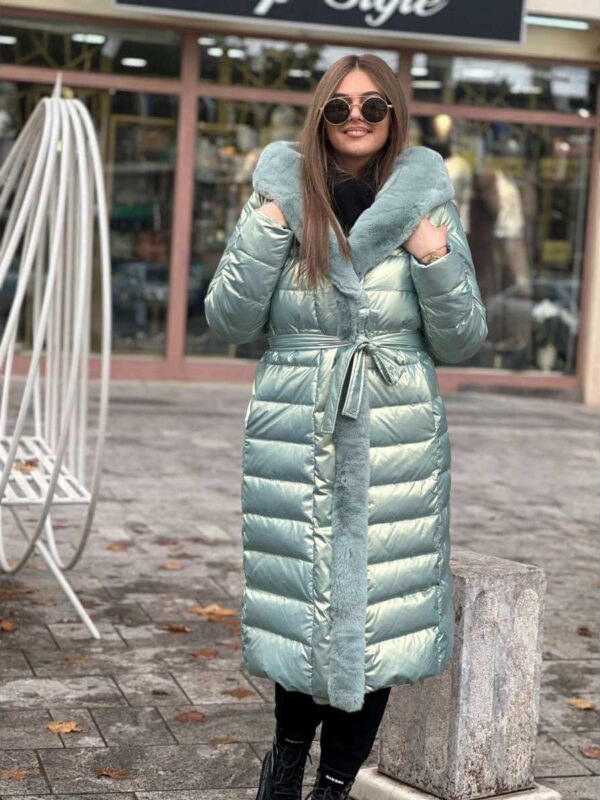 Duga elegantna ženska zimska jakna sa prirodnim krznom i pojasom