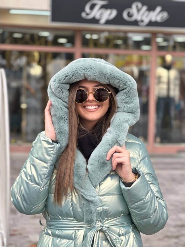 Duga elegantna ženska zimska jakna sa prirodnim krznom i pojasom