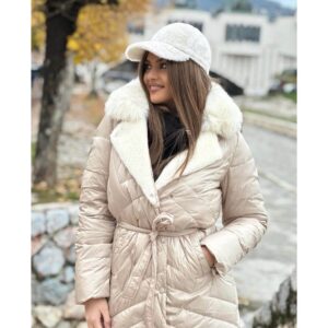Duga jakna sa vunenim detaljima i prirodnim krznom