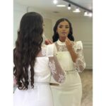 Elegantna midi haljina sa čipkastim rukavima