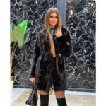 Crna duža bunda od nerca sa kapom, dugmetom i pojasom