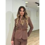 Elegance set sako sa oker kaišićem i pantalone